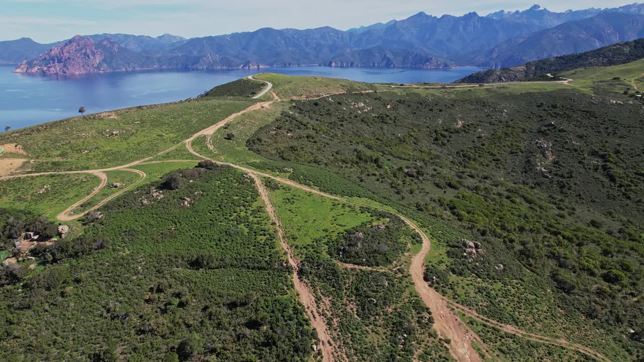 法国科西嘉岛蜿蜒山路鸟瞰图视频下载
