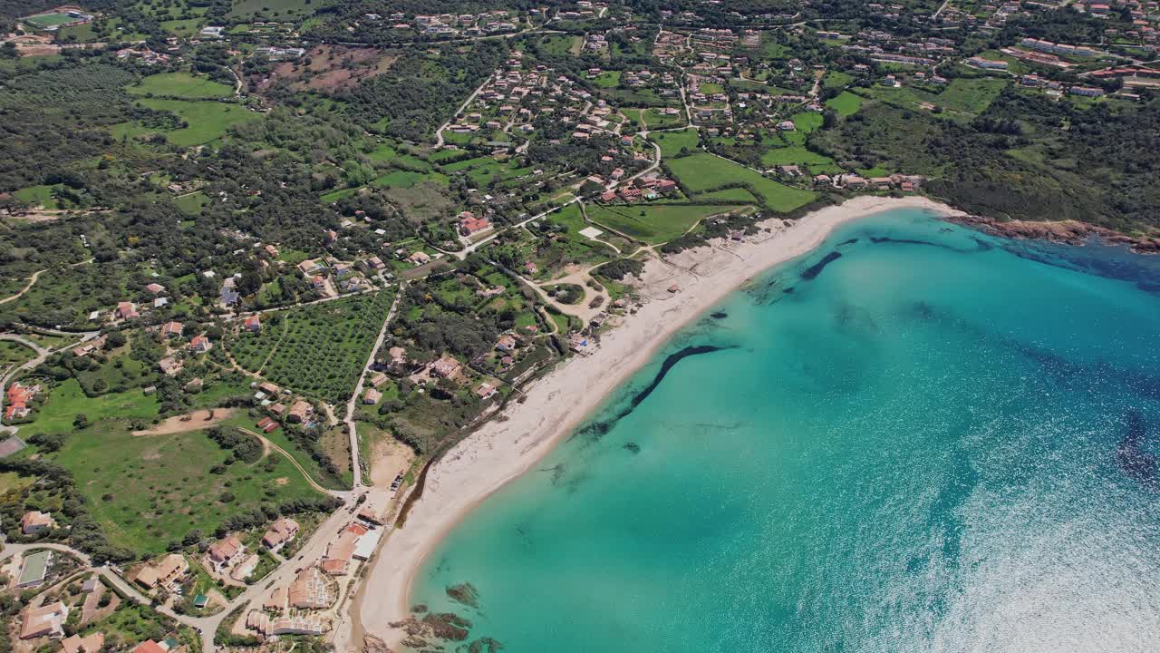 法国科西嘉岛的海滩和海洋鸟瞰图视频下载