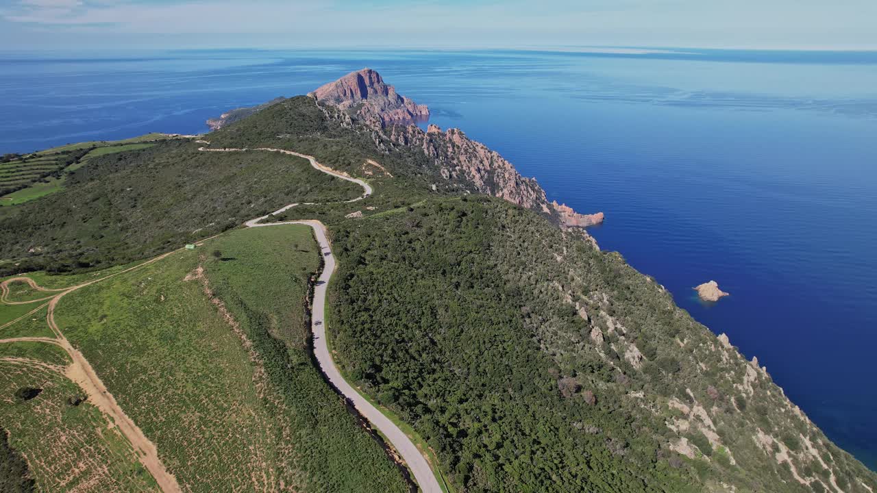 法国科西嘉岛的山路鸟瞰图视频下载