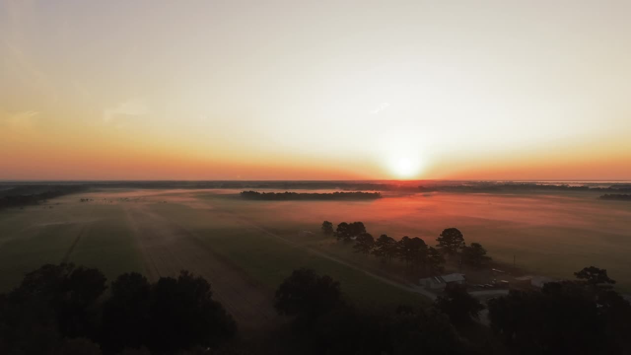 在日落期间，对橙色天空的空中向后风景拍摄- Bayou Vista，德克萨斯州视频下载