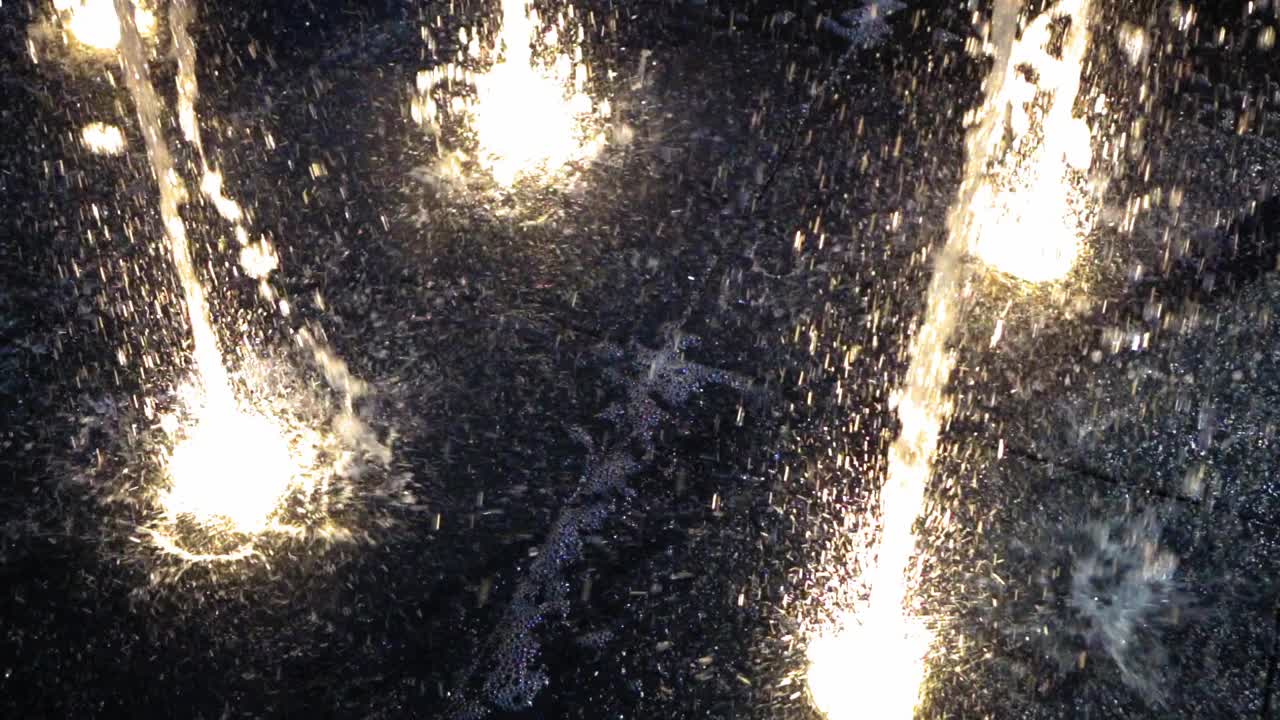 在加州洛杉矶的灯光公园里，水飞溅的锁定慢动作镜头视频下载