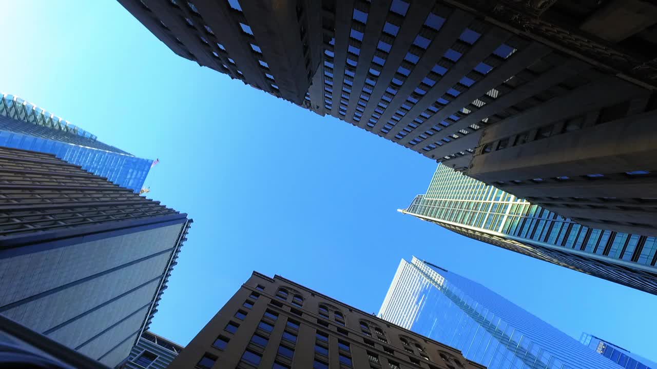 在蓝色晴朗的天空下的现代城市高层住宅的平移镜头-多伦多，加拿大视频下载