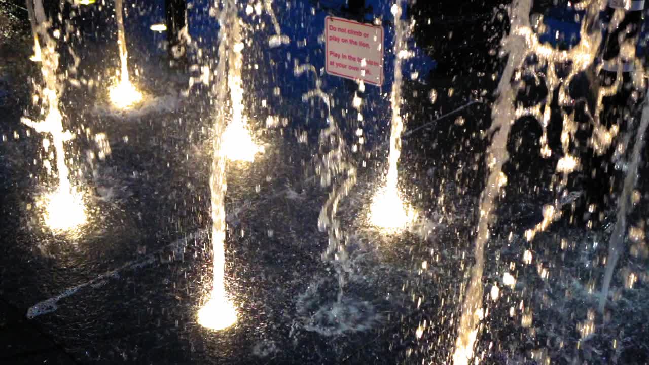 加州洛杉矶，公园里被灯光照亮的喷泉的锁定慢动作镜头视频下载