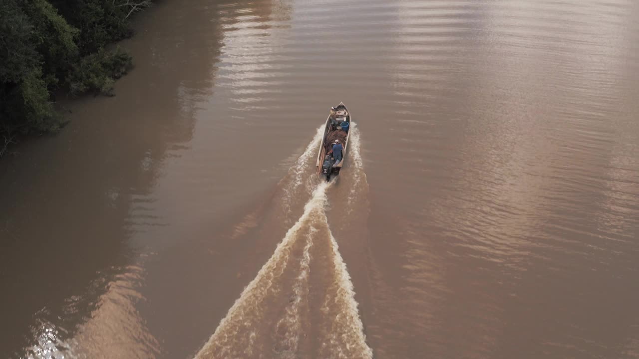 航拍:无人机前进拍摄的人在绿色森林的摩托艇探索河口-河口Vista，德克萨斯州视频下载
