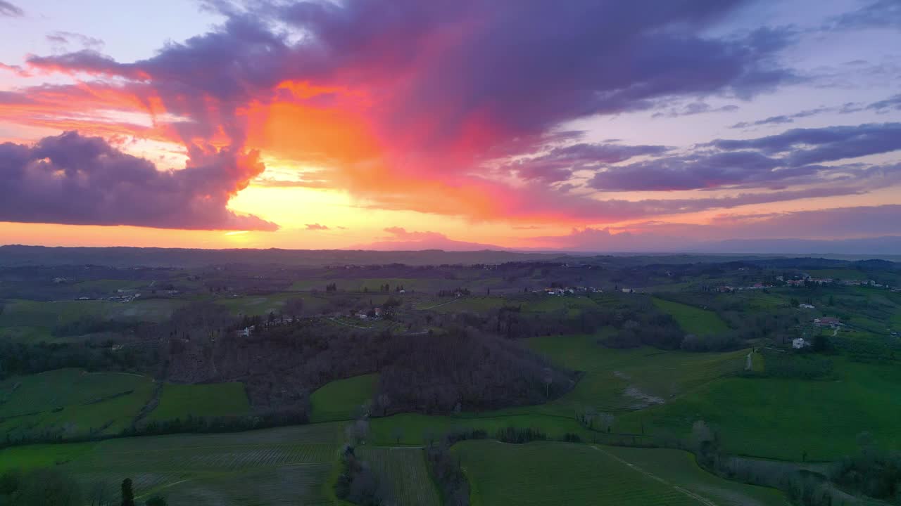 托斯卡纳葡萄园壮观日落的无人机视图视频下载