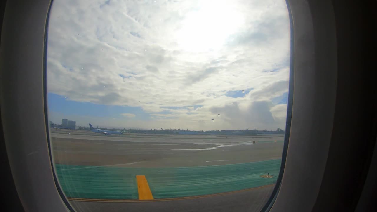 从飞机窗口看到的机场延时风景-洛杉矶，加利福尼亚视频下载