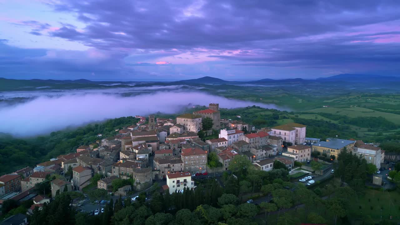 无人机给托斯卡纳中世纪小镇带来的雾视频下载