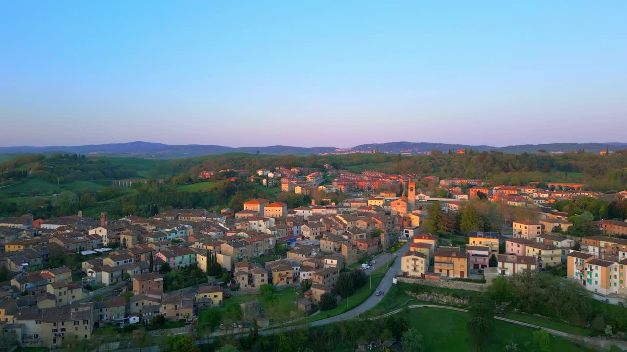 阿西西亚诺，托斯卡纳中世纪小镇，源自无人机视频下载