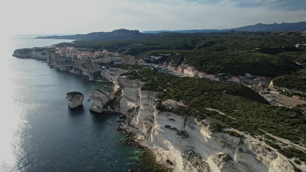 法国科西嘉岛海湾的鸟瞰图视频下载