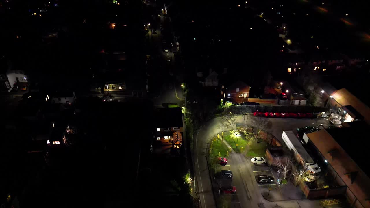 英国雷顿秃鹰镇的夜景。视频下载