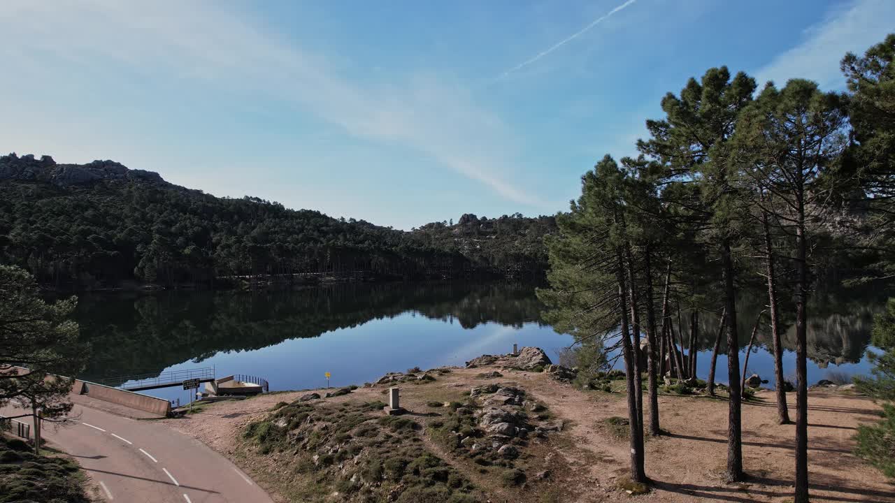 科西嘉湖被树木环绕的鸟瞰图视频下载