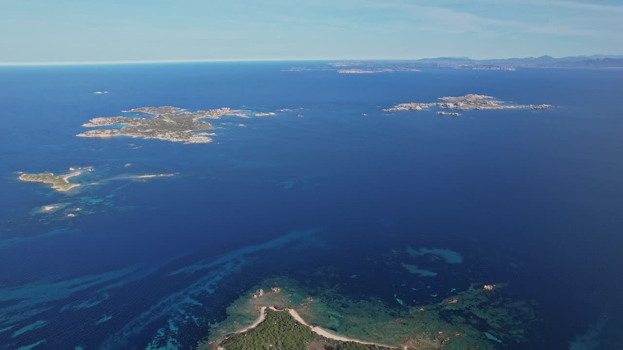 海洋中的科西嘉岛鸟瞰图视频下载