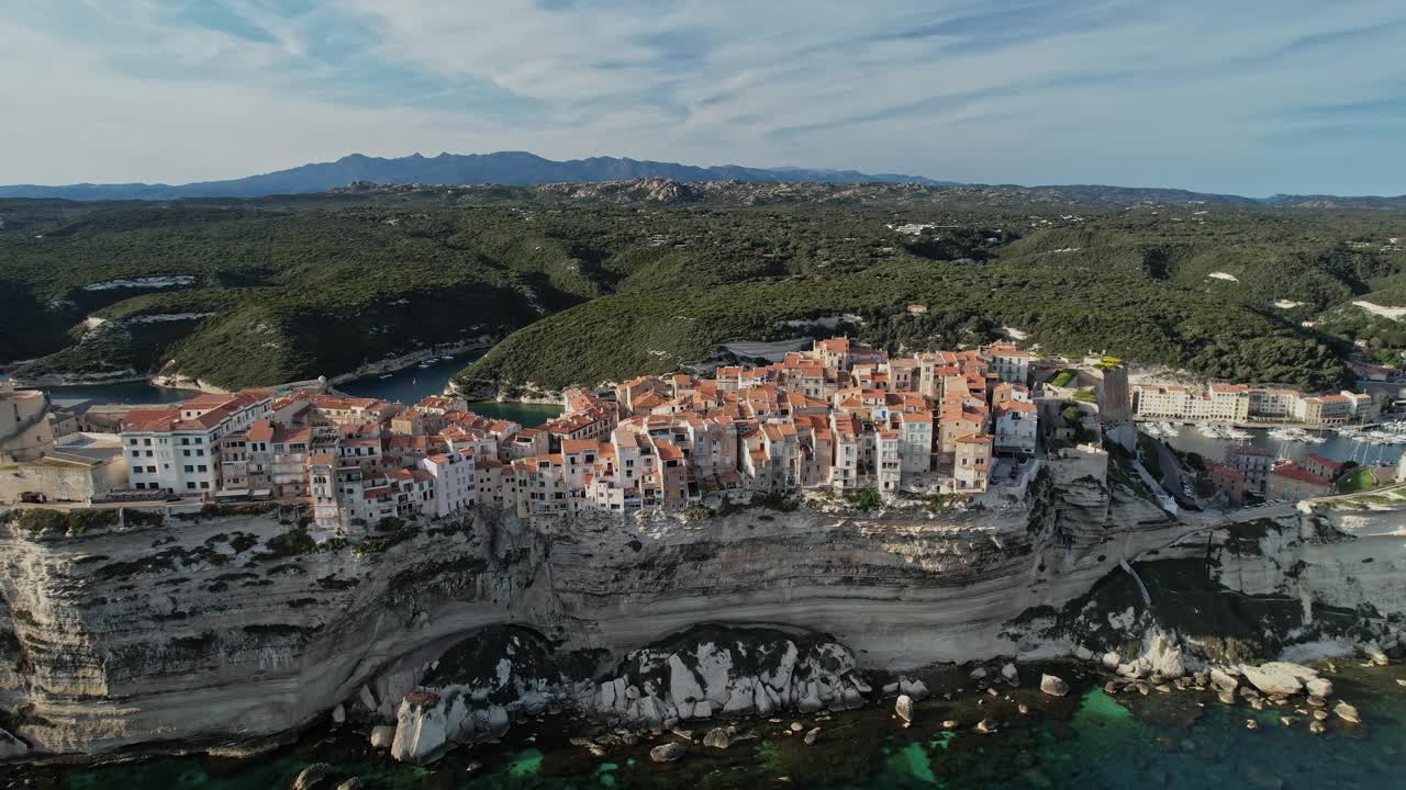 法国科西嘉岛悬崖边村鸟瞰图视频下载