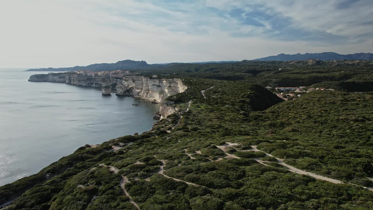 法国科西嘉岛俯瞰水面的悬崖鸟瞰图视频下载