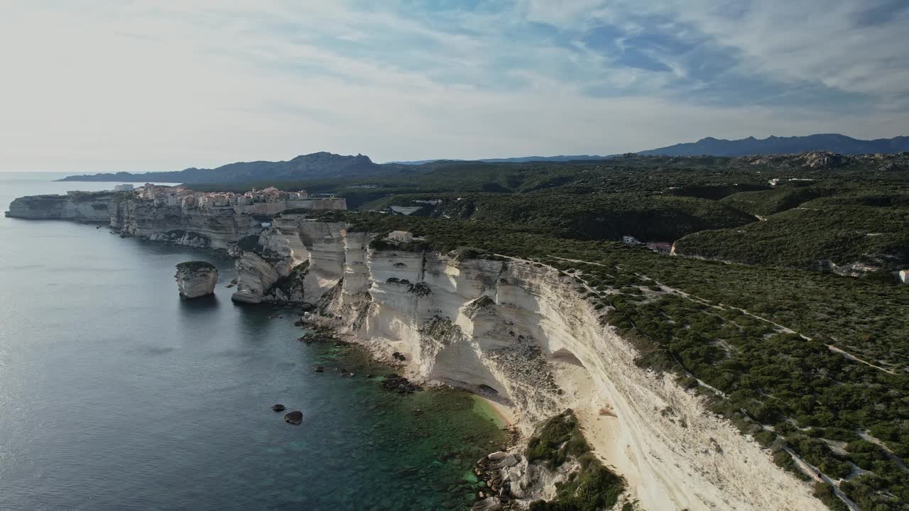 法国科西嘉岛海岸和悬崖鸟瞰图视频下载