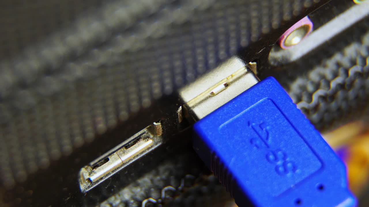 USB 3.0线缆插头未插入计算机USB接口视频下载