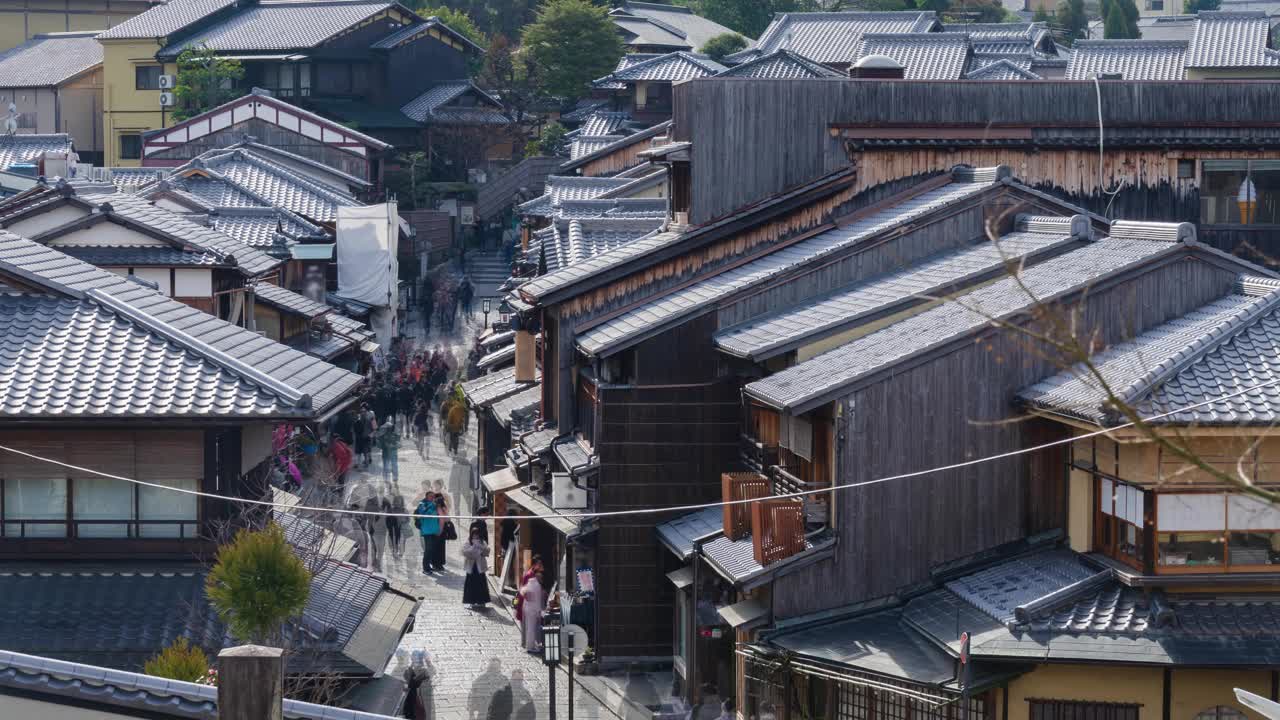 三内阪街上拥挤的游客的延时视频，周围是典型的京都联排别墅或町屋建筑，两边是清水寺附近视频下载