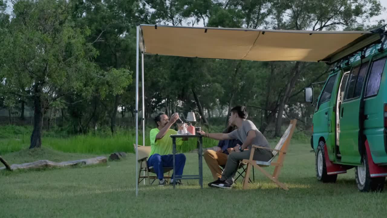一群年轻的亚洲朋友开着露营车一起在森林里旅行视频下载