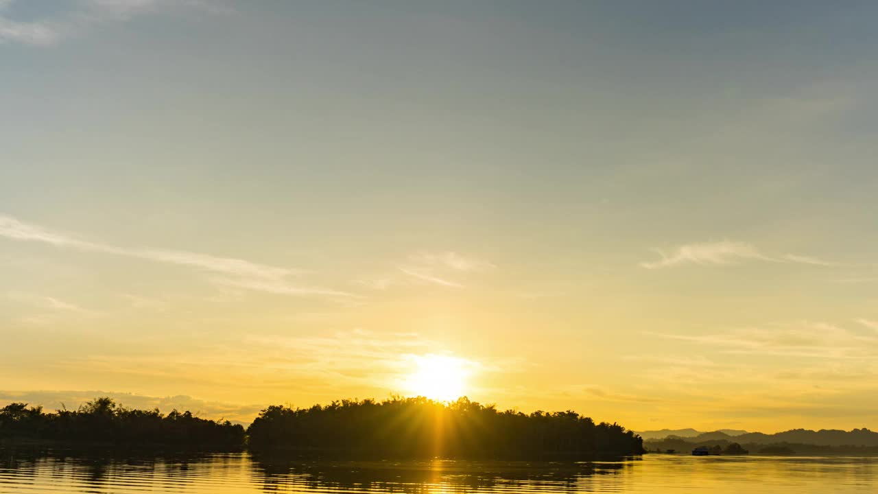 宁静的场景山和湖在日落，日黄昏延时视频视频下载