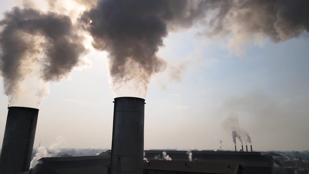 鸟瞰工厂烟囱的烟雾，糖厂的空气污染视频下载