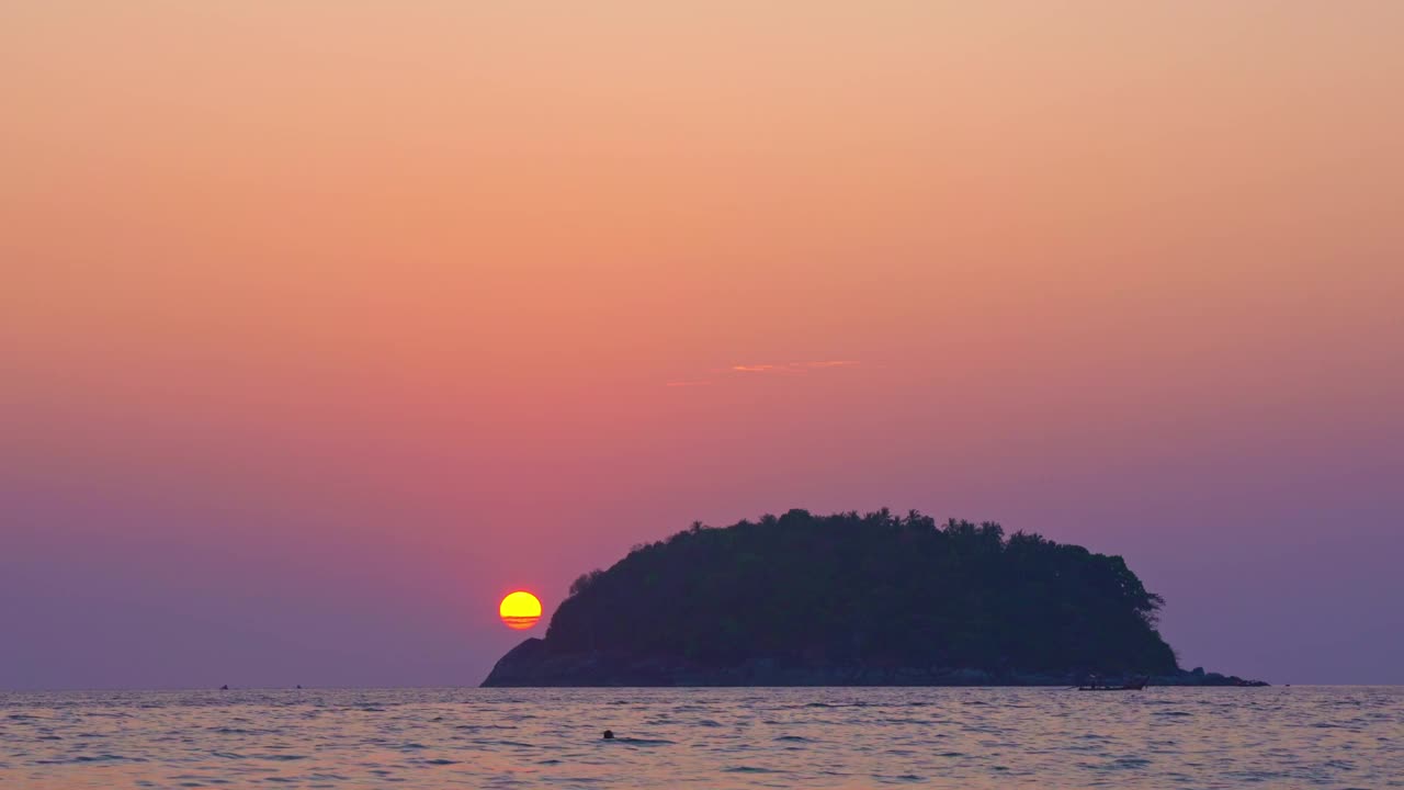 风景，红日落在岛的后面视频下载