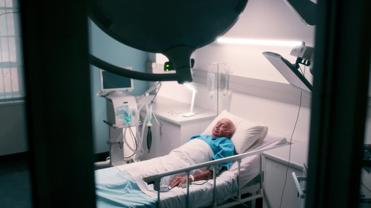 老人躺在医院的病床上，用呼吸管进行医疗恢复，休息或保健。男性，老年人和氧气手术康复与紧急，医疗保险或疲劳视频下载