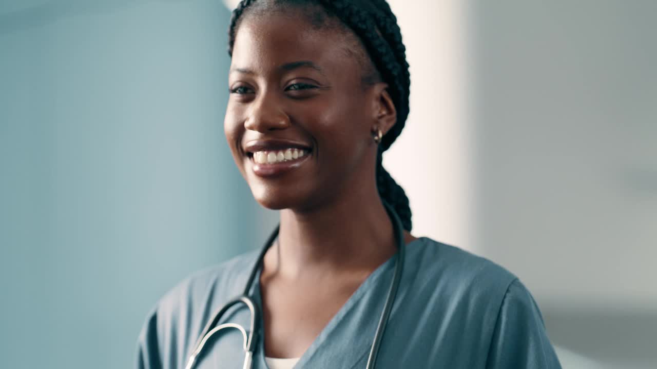 医院，护士和快乐的黑人妇女为医疗事业，工作和医学在诊所。专业，医疗保健和人笑听诊器心脏，肺服务和健康视频下载