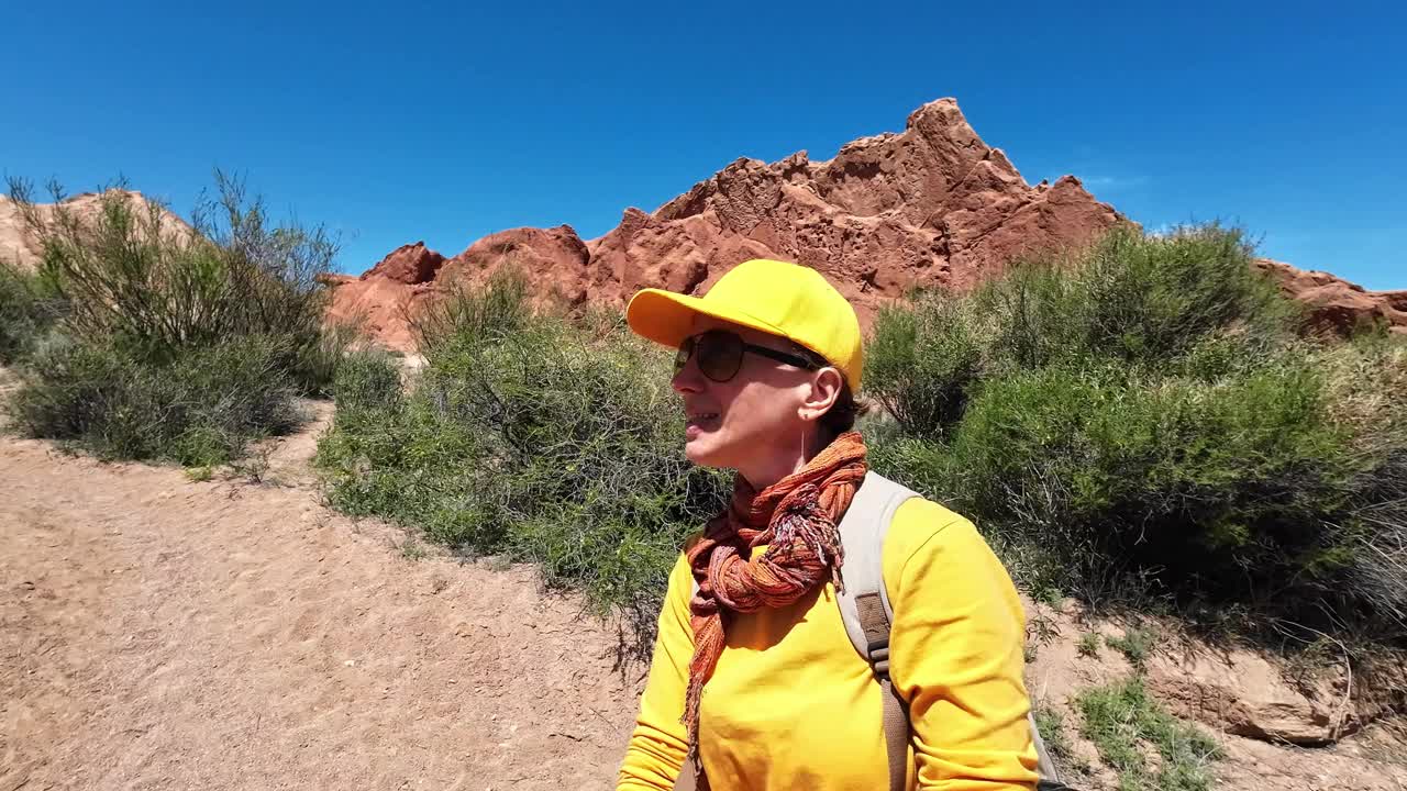 经验丰富的女性徒步旅行者分享她在一个宏伟的峡谷中的经历视频下载