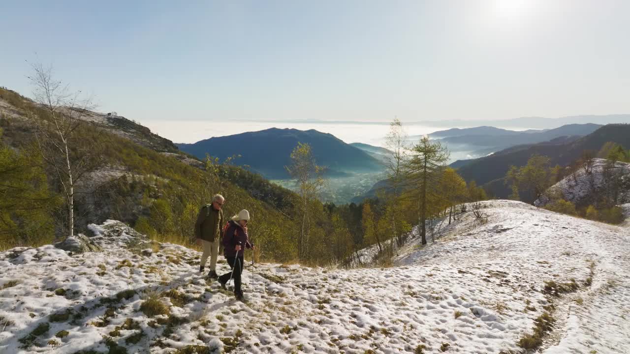 成熟夫妇在山区徒步旅行的鸟瞰图视频下载