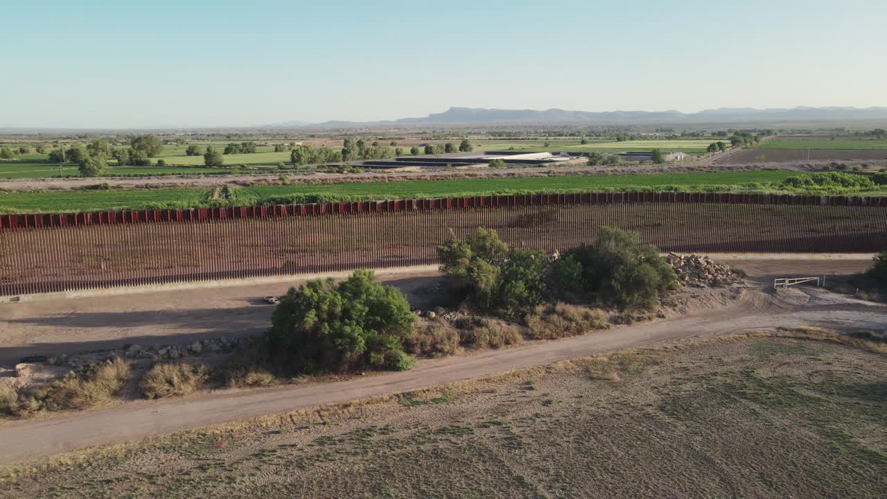 黄昏时分，无人机在埃尔帕索和华雷斯附近的德克萨斯州农村拍摄了国际边境墙视频下载