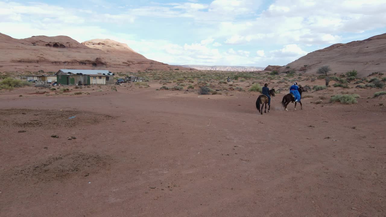14岁的纳瓦霍男孩骑着马快速穿过亚利桑那州纪念碑谷的家庭牧场视频下载