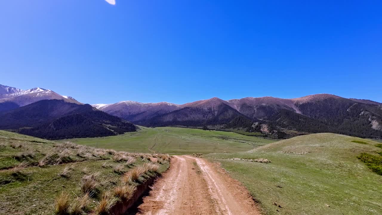 蜿蜒的小路蜿蜒穿过山区视频下载