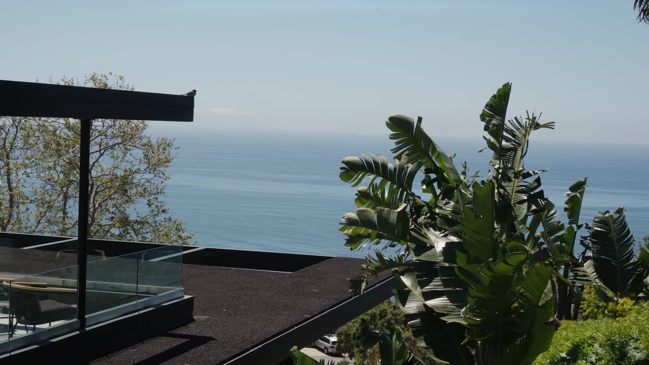 在俯瞰大海的现代住宅阳台上的跟踪镜头视频下载