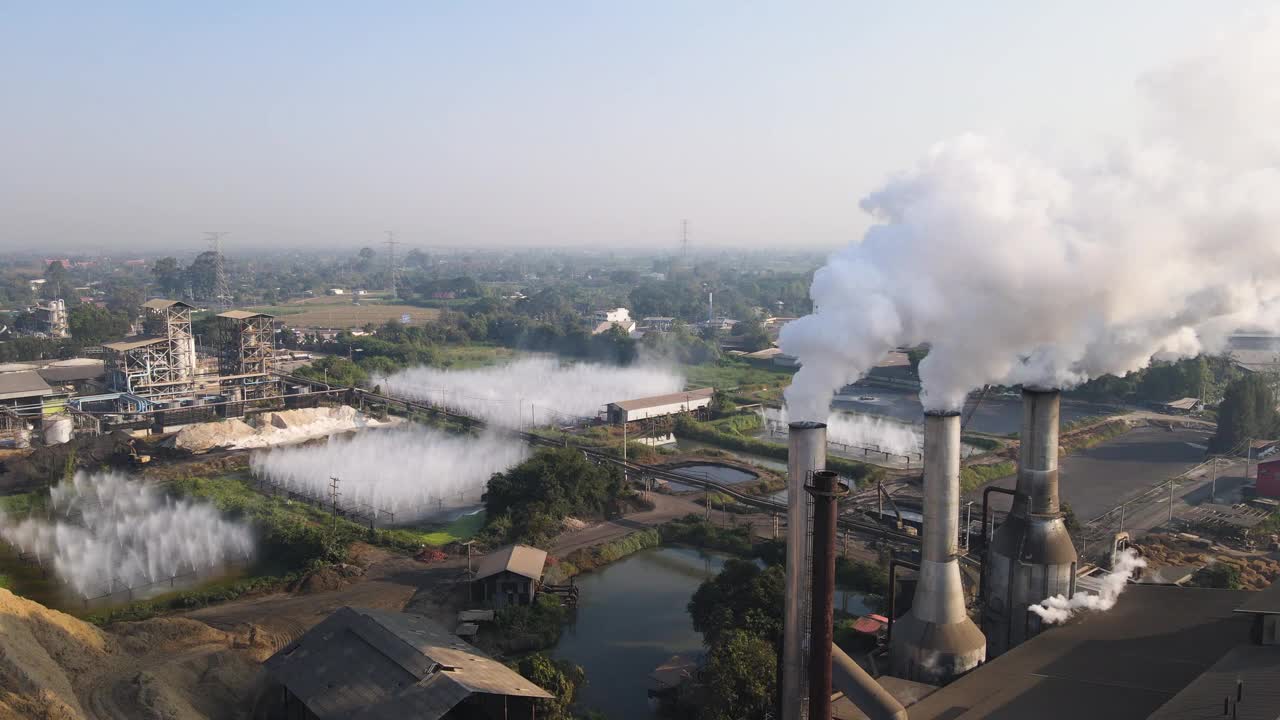 鸟瞰工厂烟囱的烟雾，糖厂的空气污染视频下载