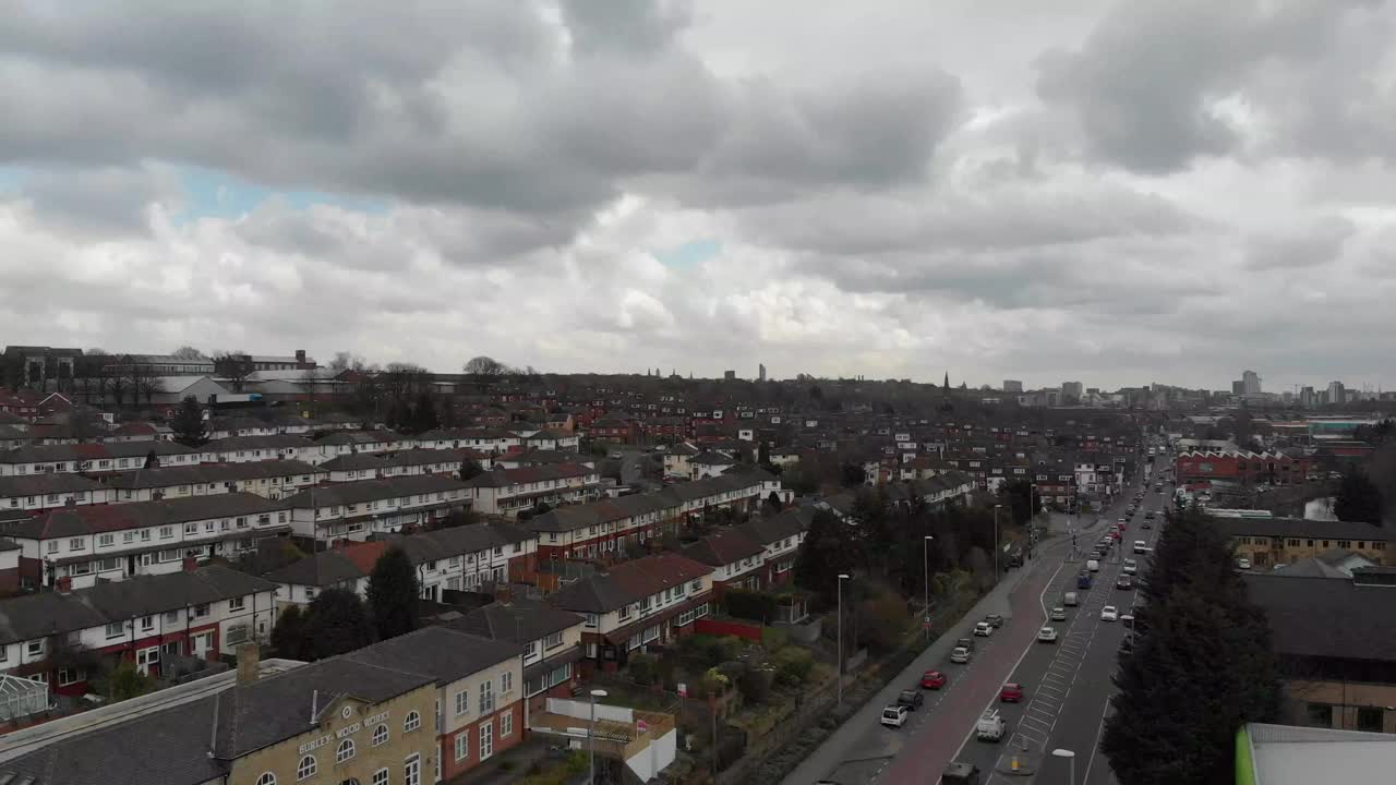 英国一个典型住宅区上空的无人机镜头，显示了企业和成排的房屋视频下载