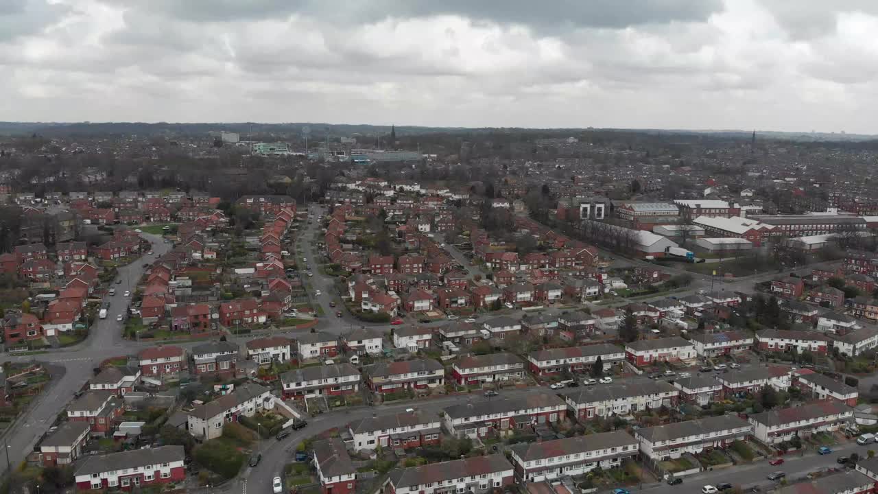 英国一个典型住宅区上空的无人机镜头，显示了企业和成排的房屋视频下载