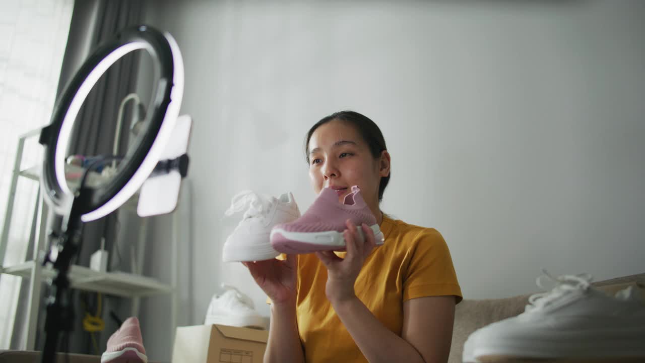 亚洲女商人直播电商在家卖鞋视频下载