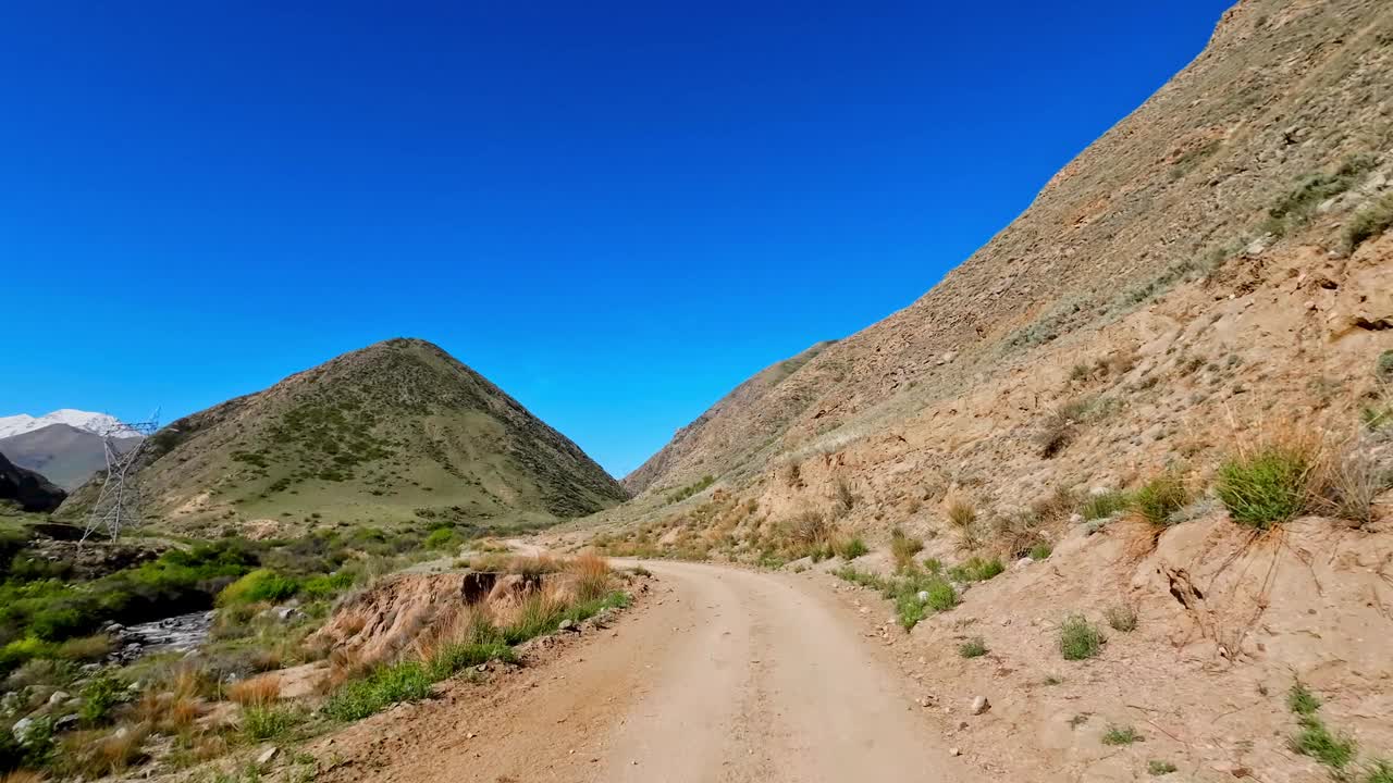 在土路上上升半干旱的高原山谷视频下载