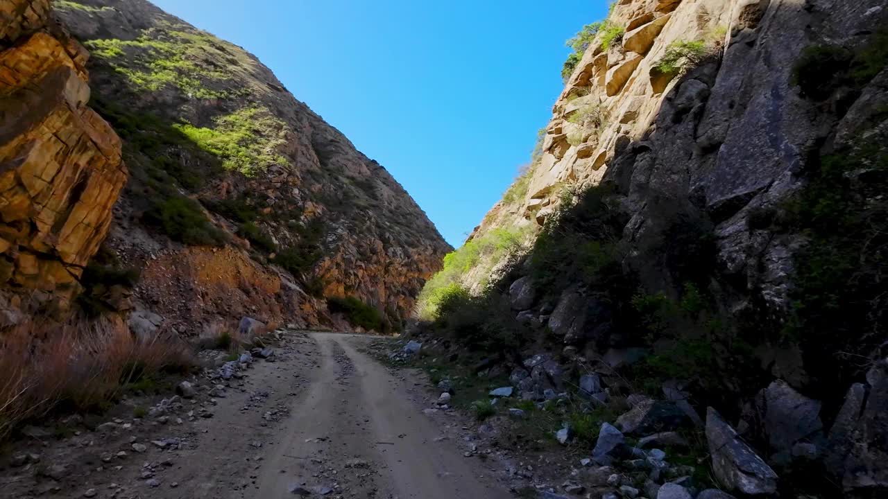 沿着高耸的悬崖间狭窄的小路前进视频下载