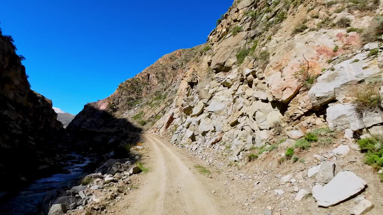 在高耸的悬崖间沿着一条细长的小径旅行视频下载