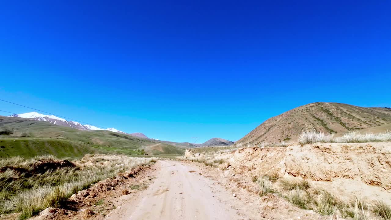 s形沙路蜿蜒穿过高原山谷的春色视频下载