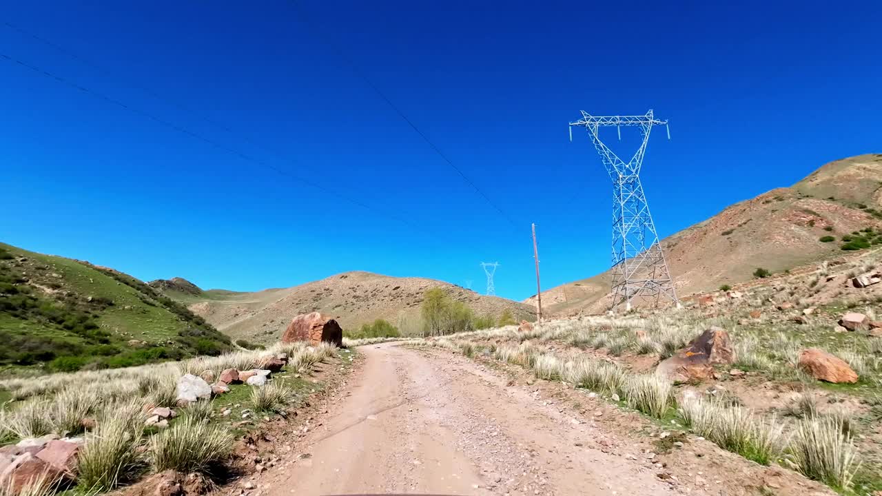 在崎岖的土路上穿越半干旱的高原山谷视频下载