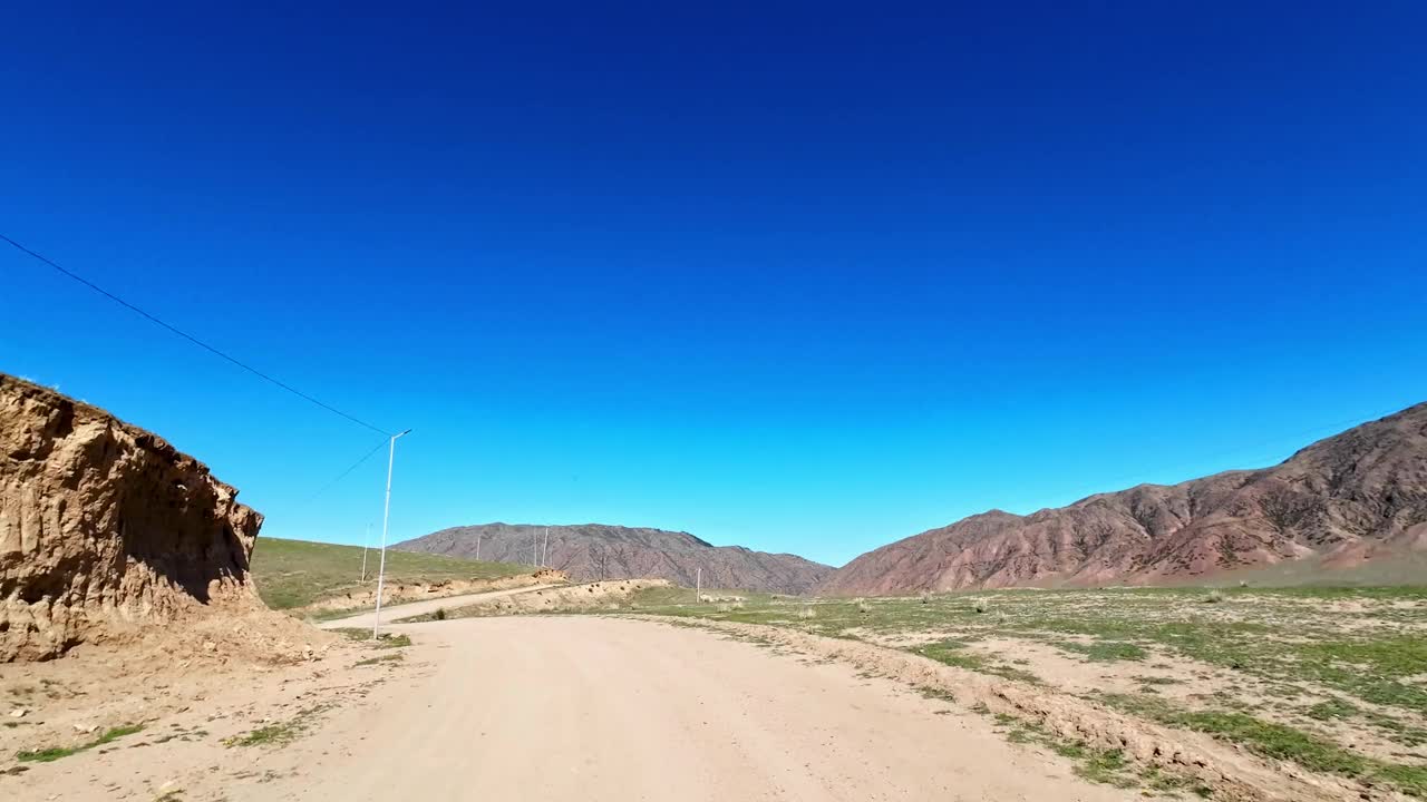 沿着土路穿过半干旱的高原山谷，逐渐上升视频下载