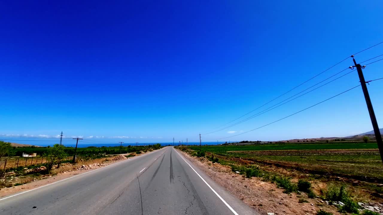 春天，驾车穿过翠绿的田野，驶向蔚蓝的湖泊视频下载