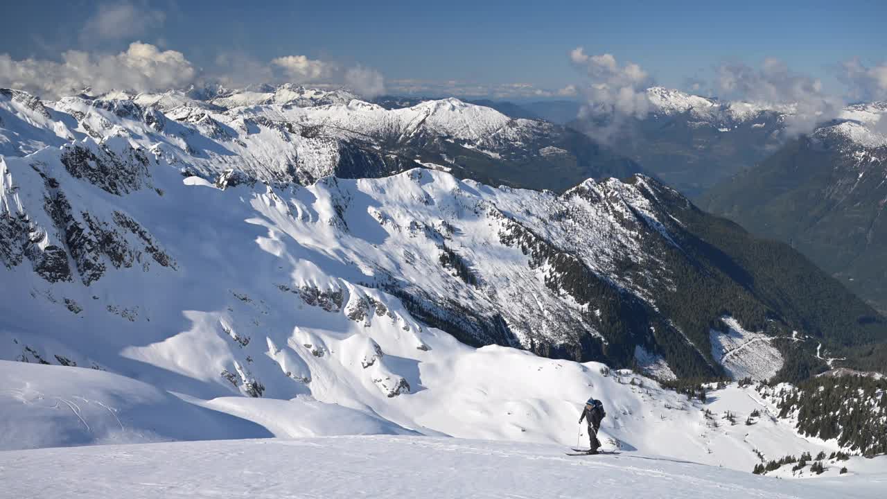 在不列颠哥伦比亚省斯夸米什的野外滑雪视频下载