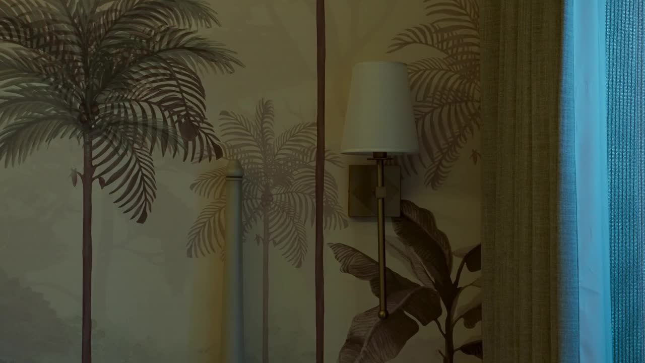 灯罩关闭在墙上与棕榈树设计墙纸。-静态射击视频素材