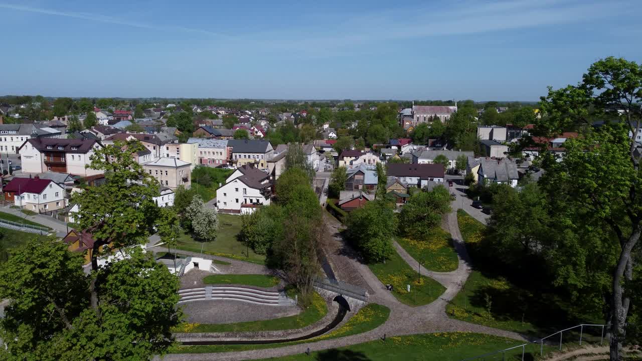 立陶宛，阳光明媚的一天，鸟瞰乌克兰的城市景观视频下载