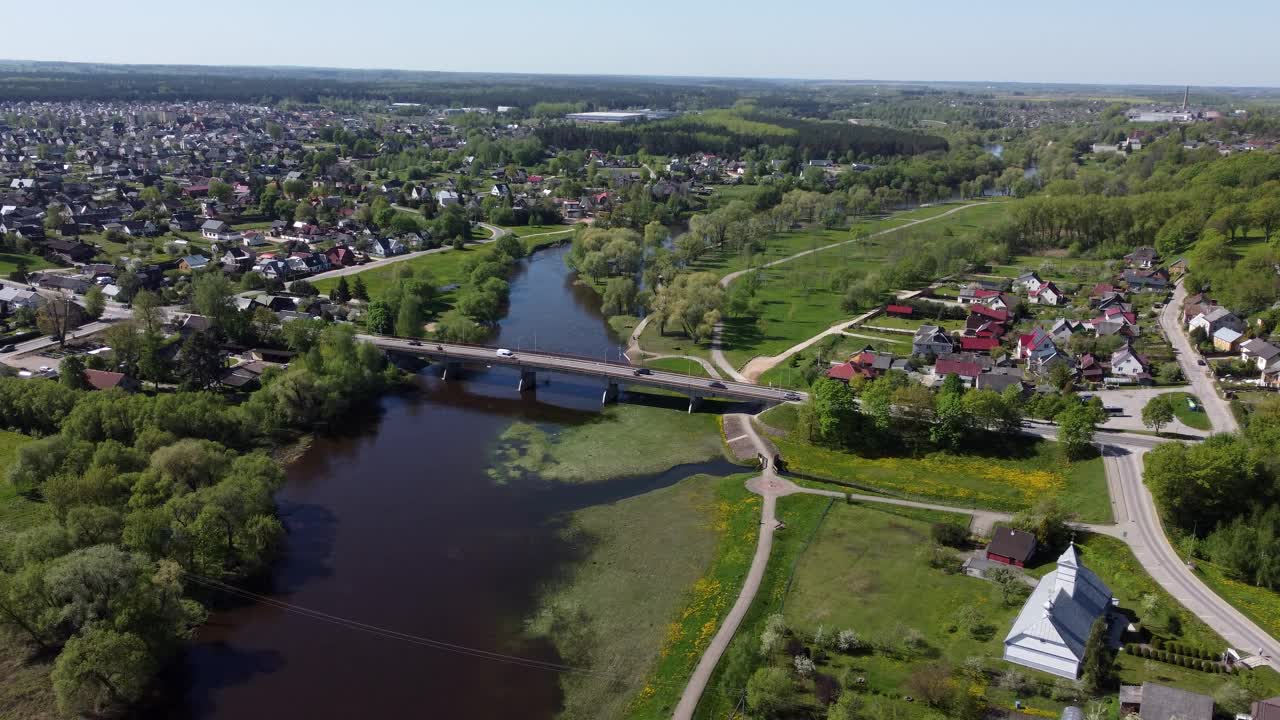鸟瞰图，车辆行驶在Ukmerge主桥上，横跨立陶宛的Sventoji河视频下载