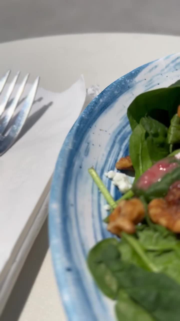 餐桌上一盘鲑鱼沙拉的特写镜头，背景模糊视频下载