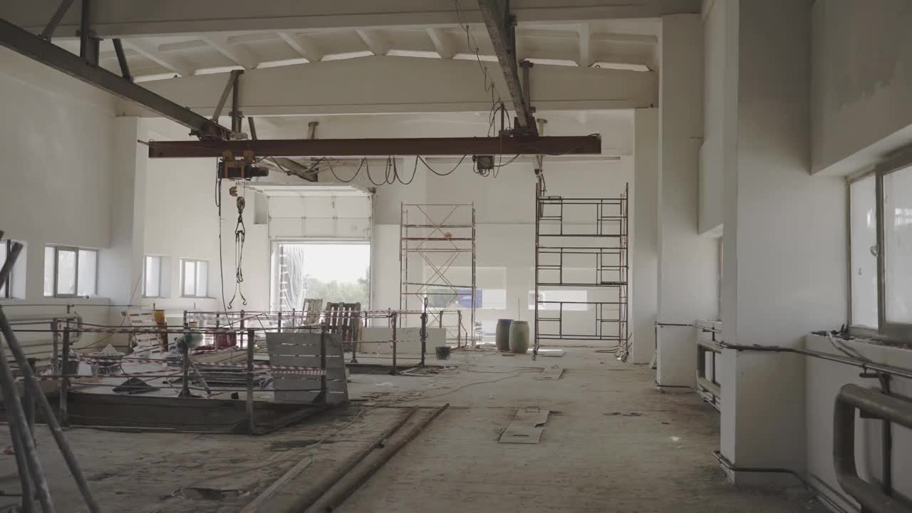 修复后的工厂仓库中的龙门起重机和脚手架视频下载